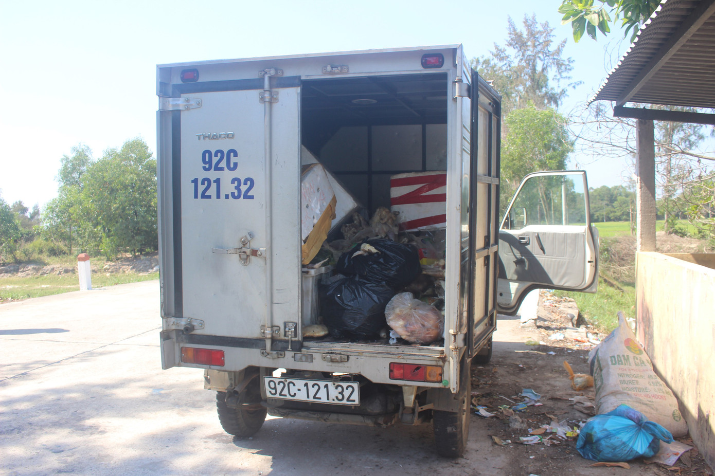 Chở gần 100kg thịt thối rữa lên cầu để đổ trộm ảnh 1