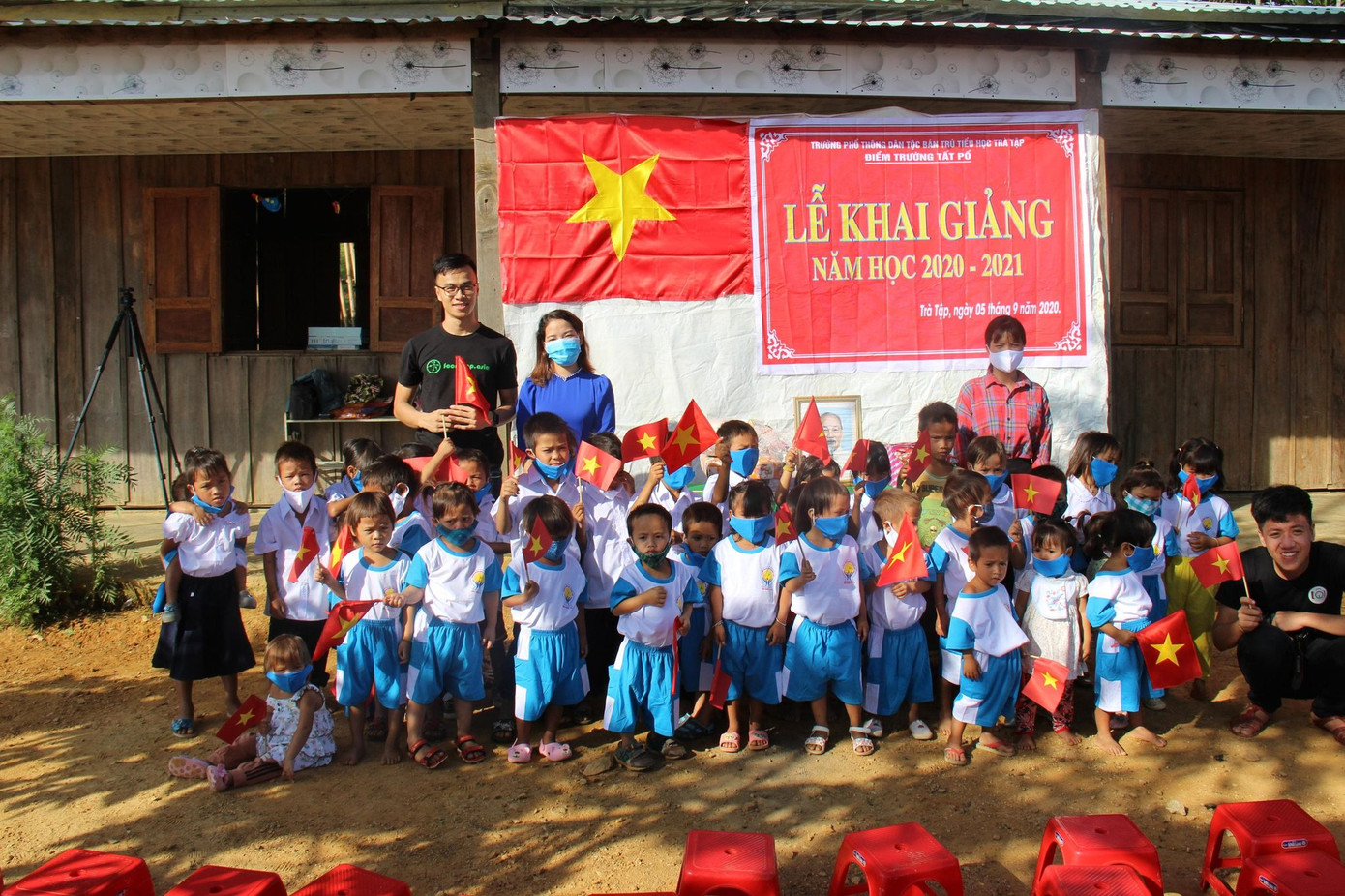 Lễ khai giảng trên nền đất của cô trò vùng cao Tắc Pổ Quảng Nam ảnh 1