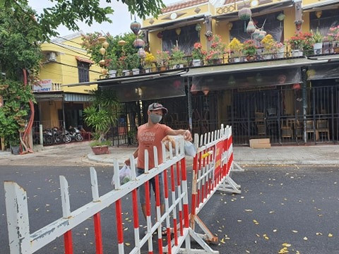 Hội An 'cửa đóng then cài' trong ngày đầu giãn cách xã hội ảnh 3