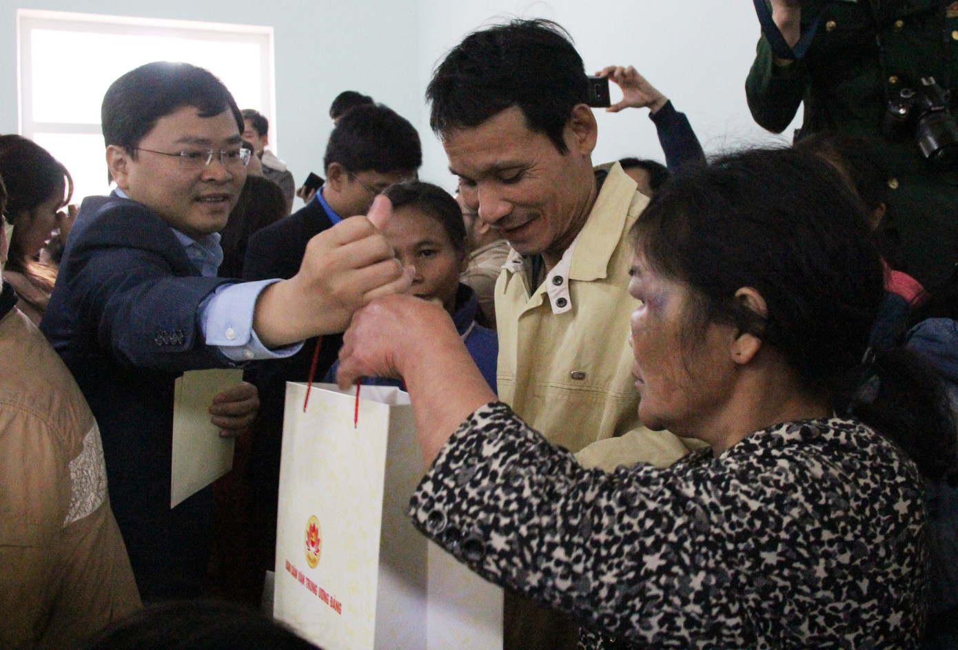  Đoàn công tác Trung ương thăm hỏi, tặng quà bà con xã Trà Leng ảnh 2