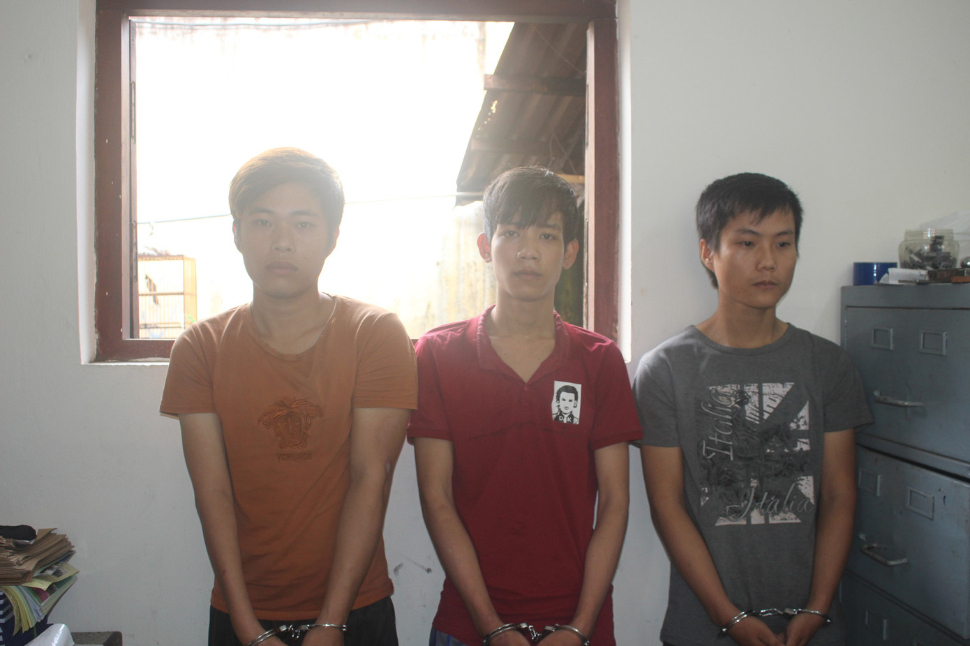 Ba thanh niên dùng dao kề cổ nhiều người cướp tài sản ảnh 1