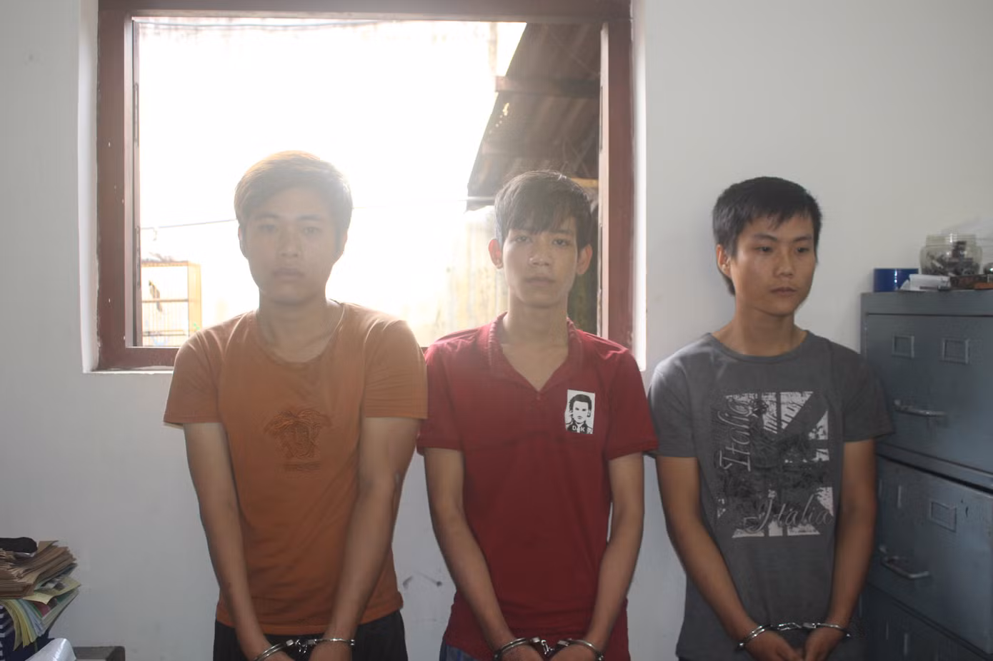 Ba thanh niên dùng dao kề cổ nhiều người cướp tài sản ảnh 1