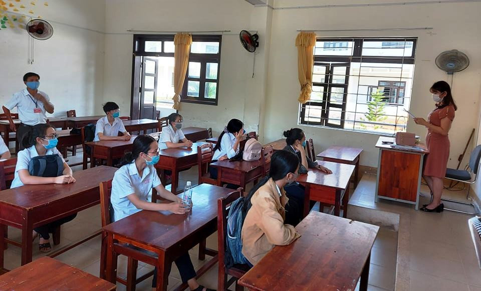 Thí sinh Quảng Nam xếp hàng đo thân nhiệt, rửa tay sát khuẩn làm thủ tục dự thi ảnh 5