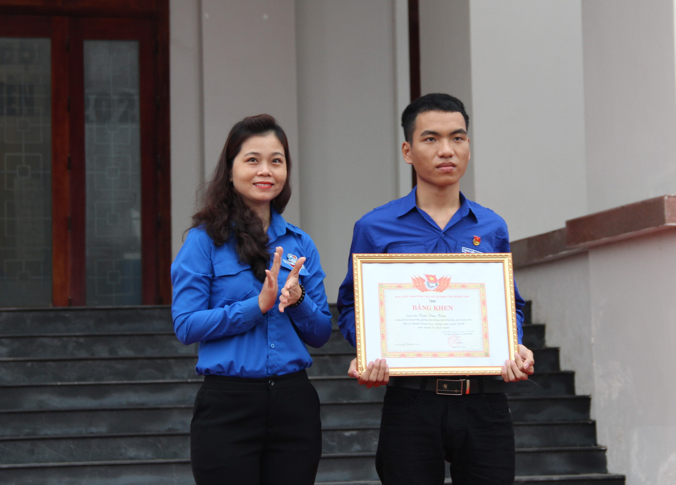 Tặng Bằng khen cho chàng trai dũng cảm lao ra biển cứu sống 3 học sinh ảnh 1