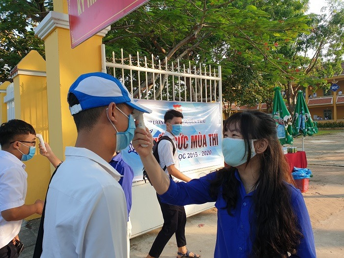 Hơn 9.200 thí sinh Quảng Nam đeo khẩu trang, đo thân nhiệt trong ngày thi đầu ảnh 4
