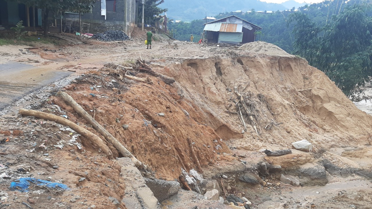 Khám bệnh, phát thuốc cho bà con vùng cô lập ảnh 2