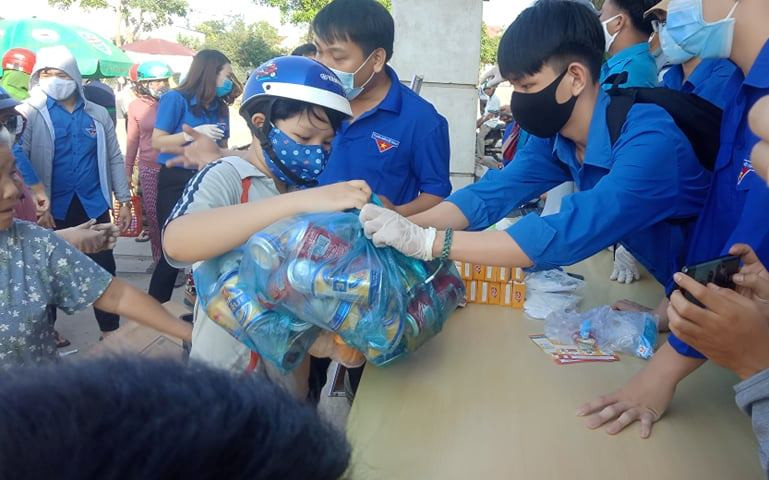 Đổi rác thải nhựa lấy nước rửa tay chống Covid-19 ảnh 1