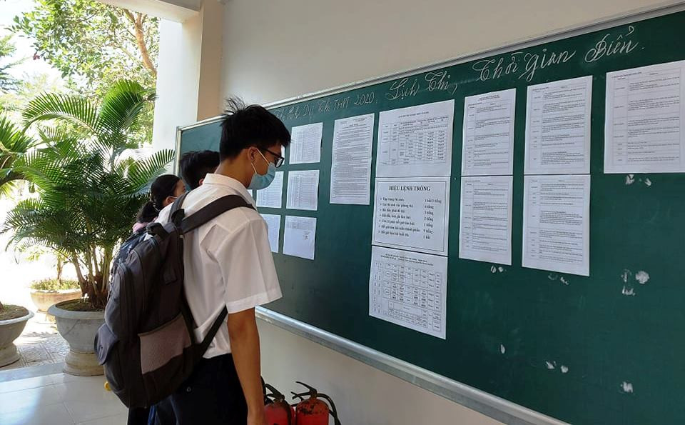 Thí sinh Quảng Nam xếp hàng đo thân nhiệt, rửa tay sát khuẩn làm thủ tục dự thi ảnh 1