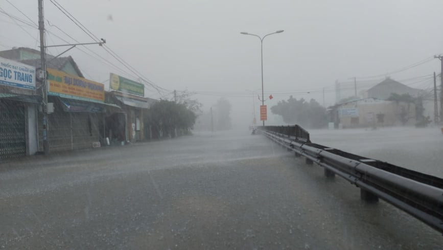 Người dân Quảng Ngãi, Quảng Nam hối hả chạy lũ ảnh 17