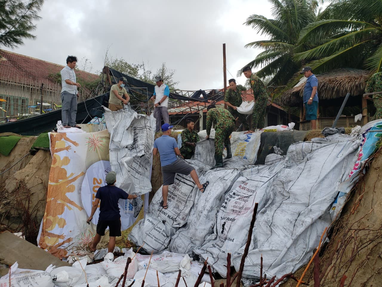 Bờ biển Cửa Đại sạt lở nghiêm trọng, kè biển chỉ cầm cự từng đợt ảnh 5