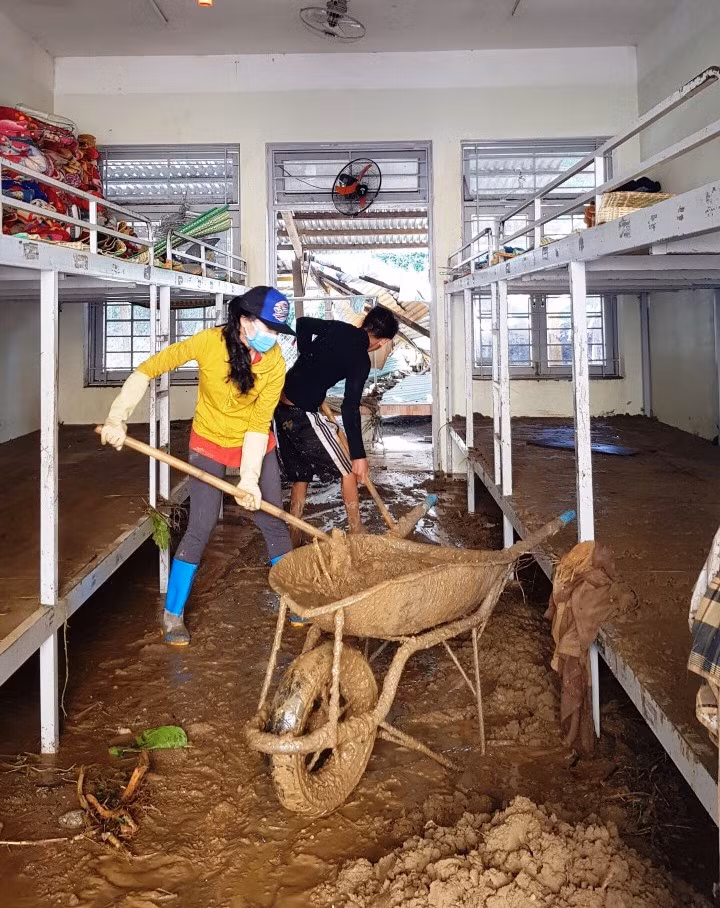 Thầy cô Trà Leng cạo núi bùn, dọn trường sau mưa lũ ảnh 3
