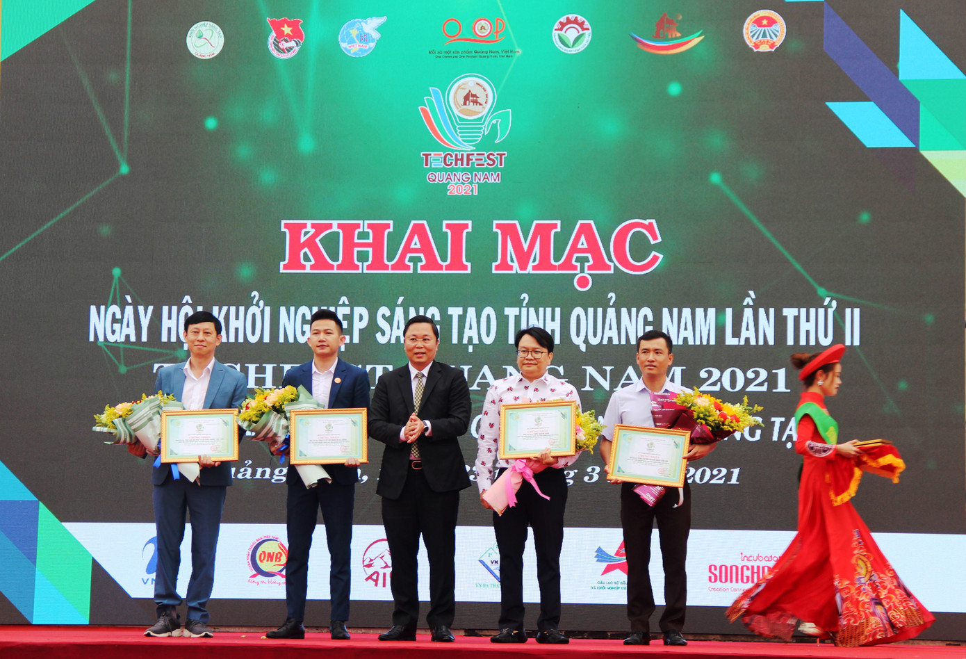 Chủ tịch tỉnh Quảng Nam khuyên bạn trẻ dám thất bại, dấn thân khởi nghiệp ảnh 4