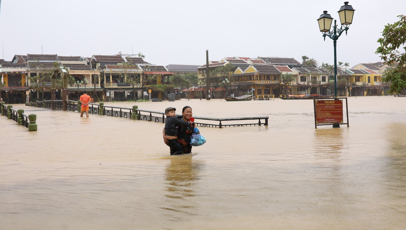 Nước lũ dâng cao, người dân Hội An chèo thuyền trong phố cổ ảnh 1