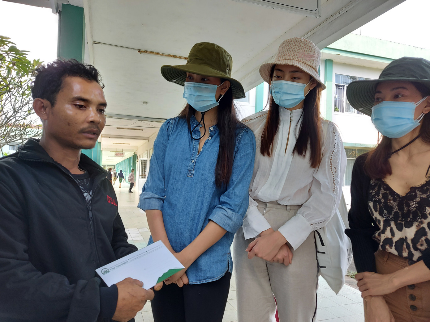 Ban tổ chức cuộc thi Hoa hậu Việt Nam trao quà cho người dân thiệt hại do bão số 9 ảnh 13