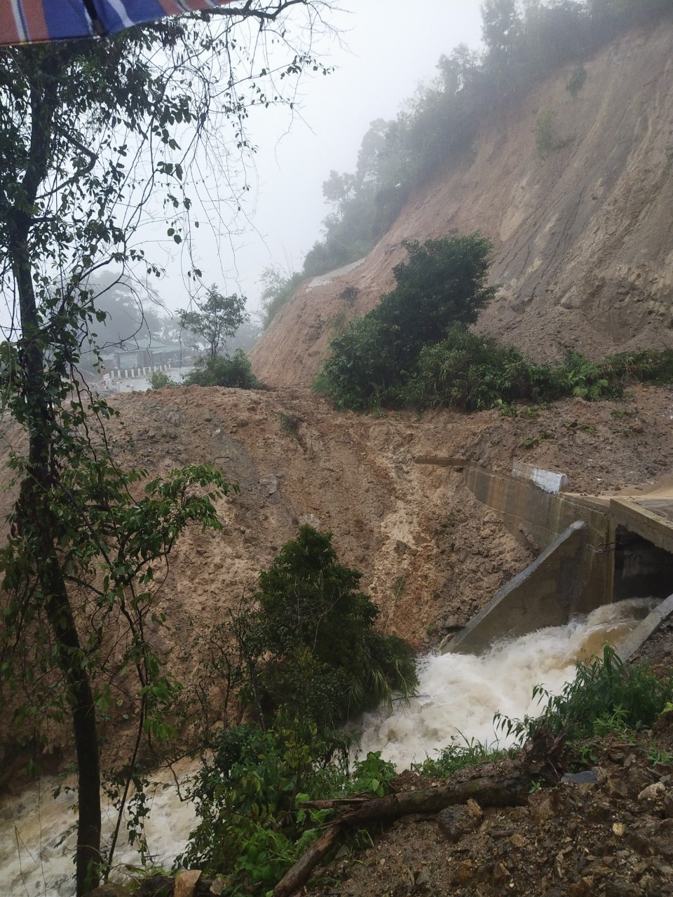 Nước lũ vây nhà dân, cô lập nhiều ngôi làng ở Quảng Nam ảnh 4