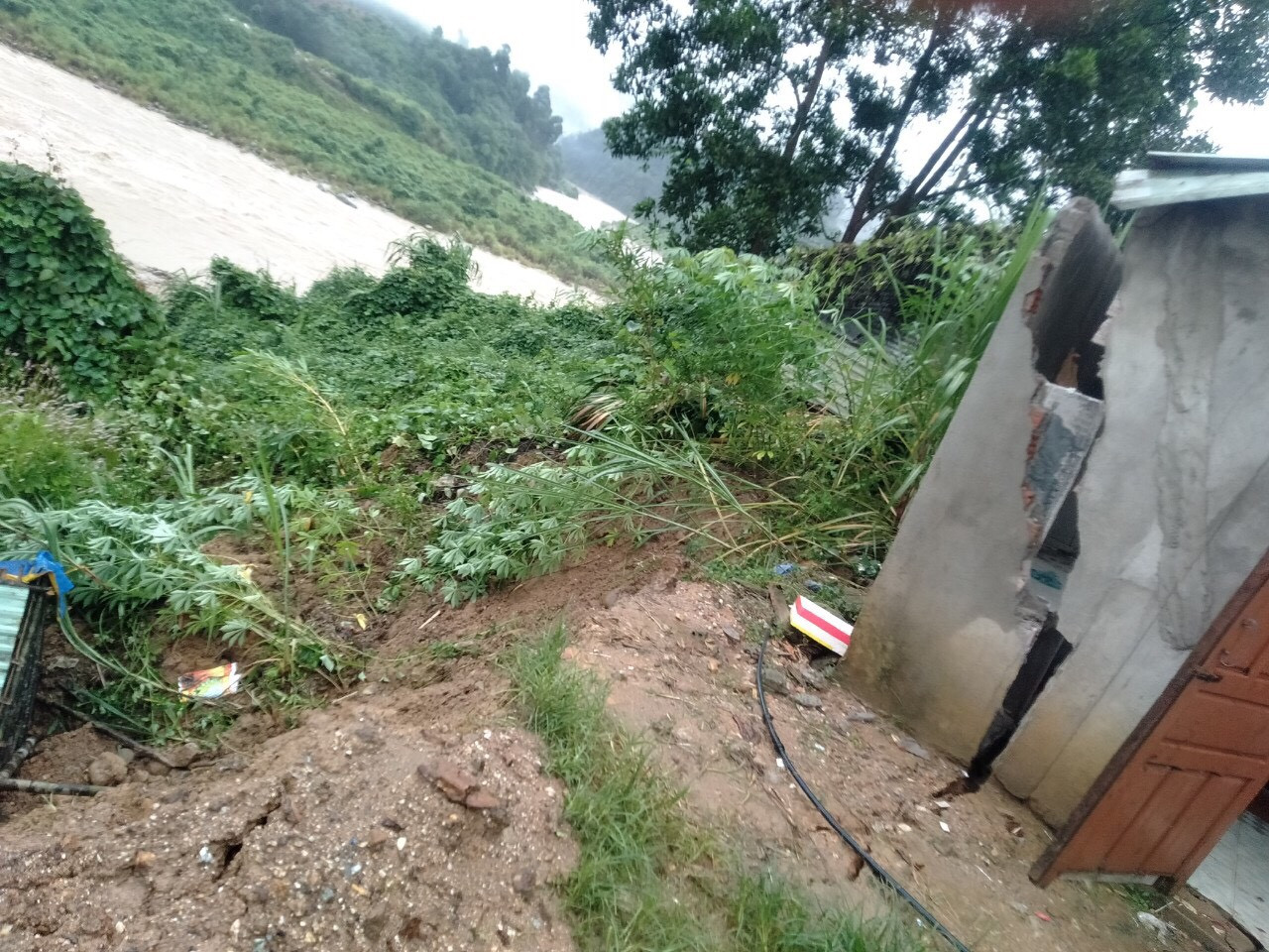 Nước lũ vây nhà dân, cô lập nhiều ngôi làng ở Quảng Nam ảnh 2