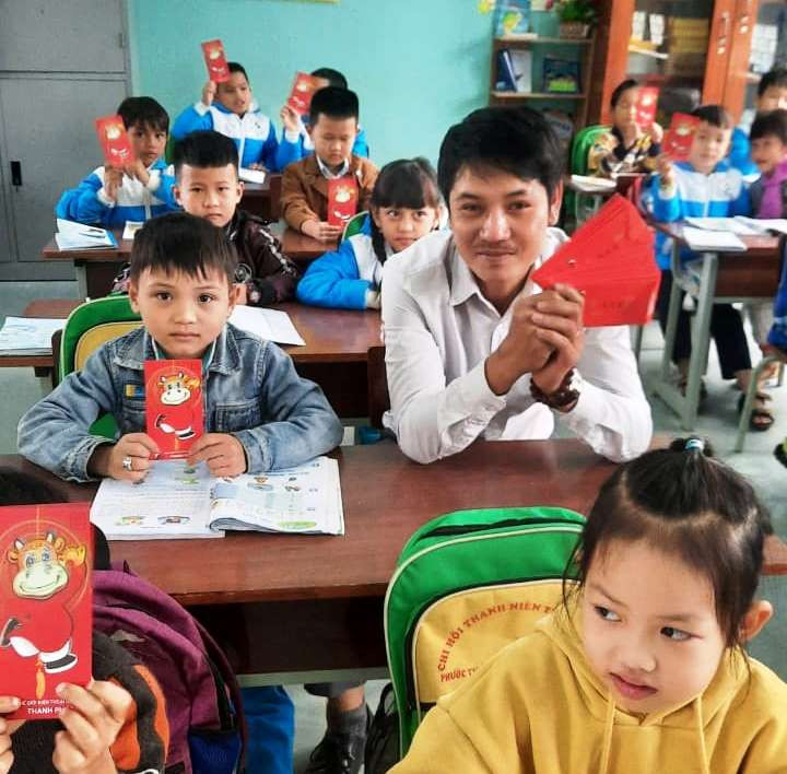 Học trò vùng cao Quảng Nam hân hoan nhận lì xì trong ngày đầu đến lớp ảnh 4