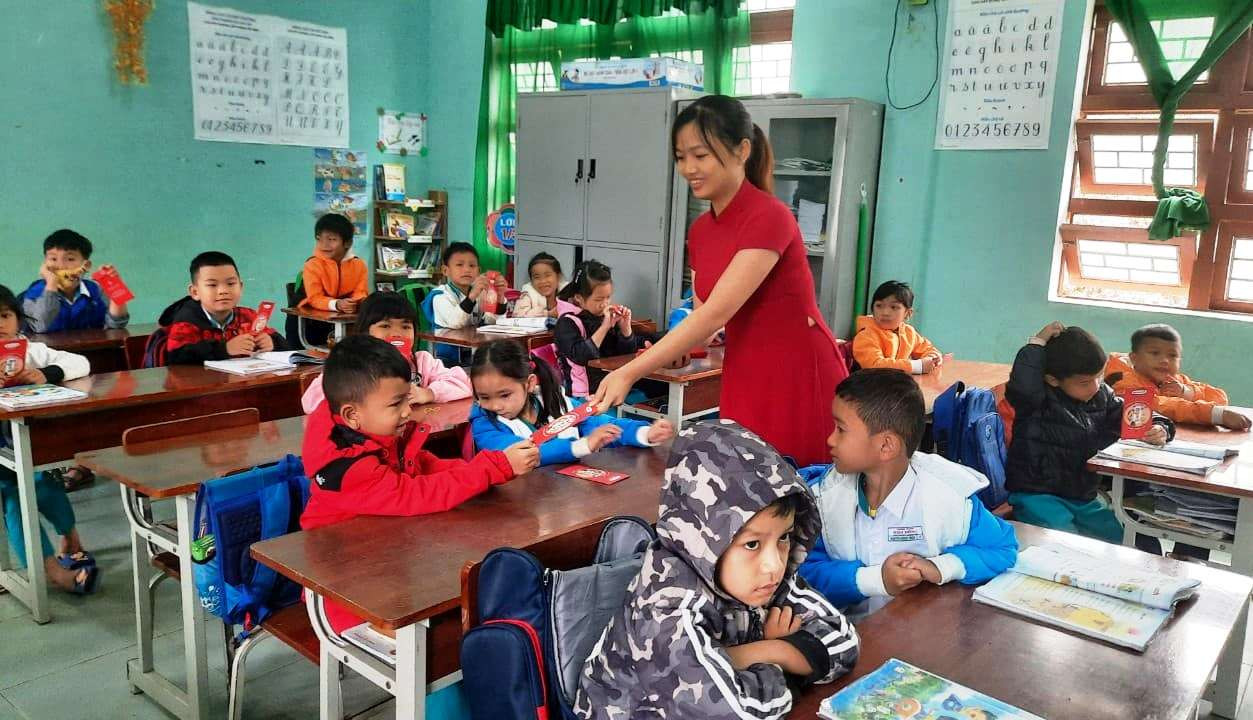 Học trò vùng cao Quảng Nam hân hoan nhận lì xì trong ngày đầu đến lớp ảnh 3