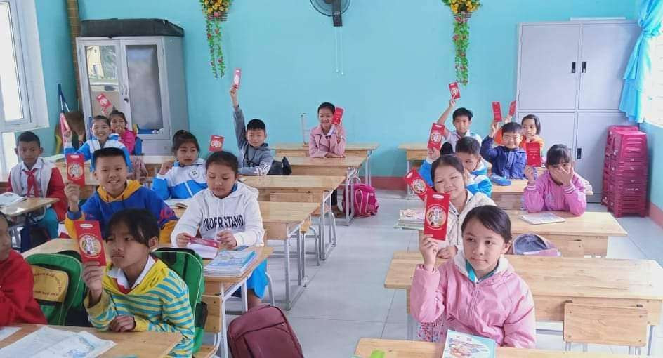 Học trò vùng cao Quảng Nam hân hoan nhận lì xì trong ngày đầu đến lớp ảnh 6