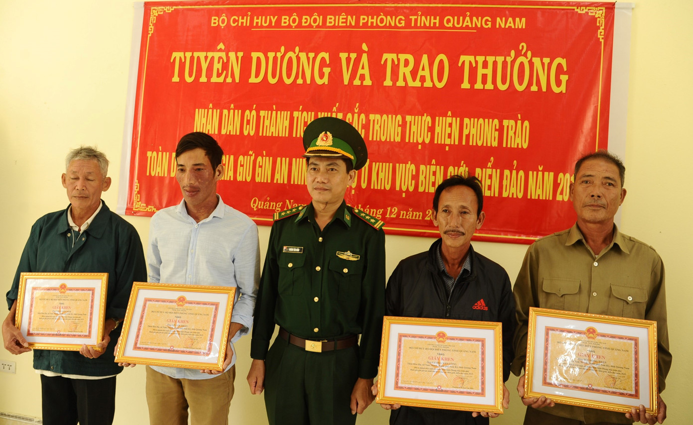 Khen thưởng người dân giao nộp heroin nhặt được trên bờ biển ảnh 1