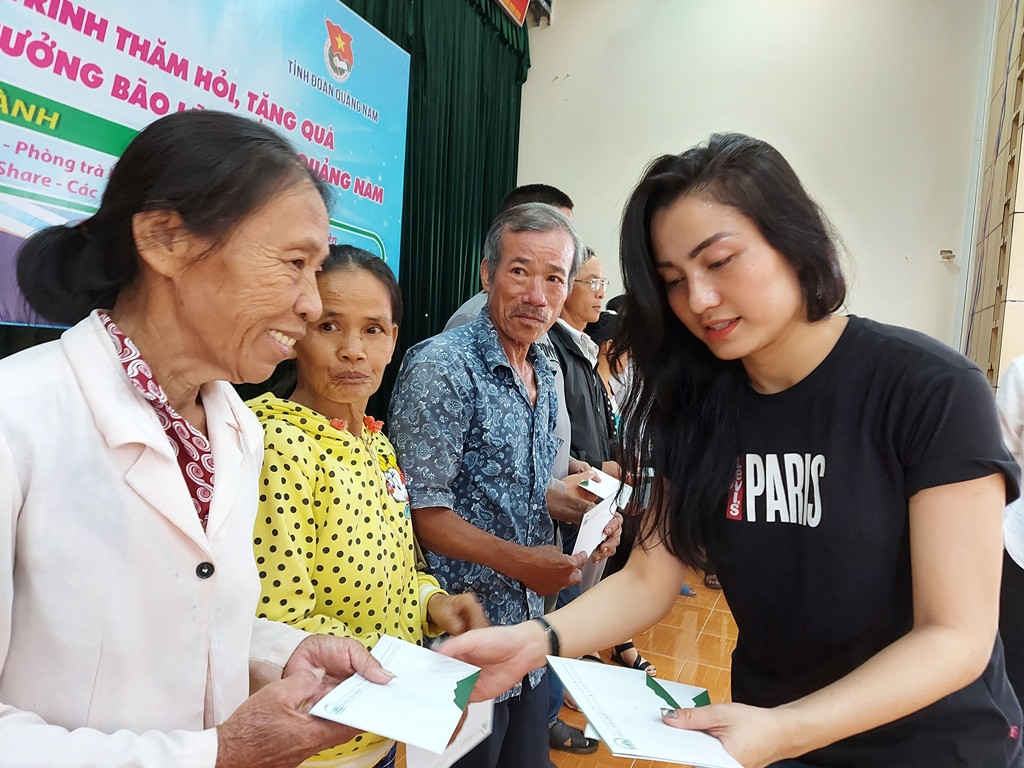 Ban tổ chức cuộc thi Hoa hậu Việt Nam trao quà cho người dân thiệt hại do bão số 9 ảnh 3