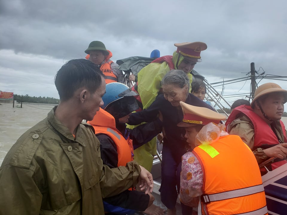 Người dân Quảng Ngãi, Quảng Nam hối hả chạy lũ ảnh 18