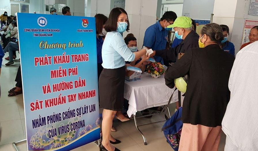 Đoàn thanh niên tặng khẩu trang cho người dân phòng dịch Covid-19 ảnh 1