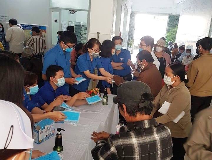 Đoàn thanh niên tặng khẩu trang cho người dân phòng dịch Covid-19 ảnh 2