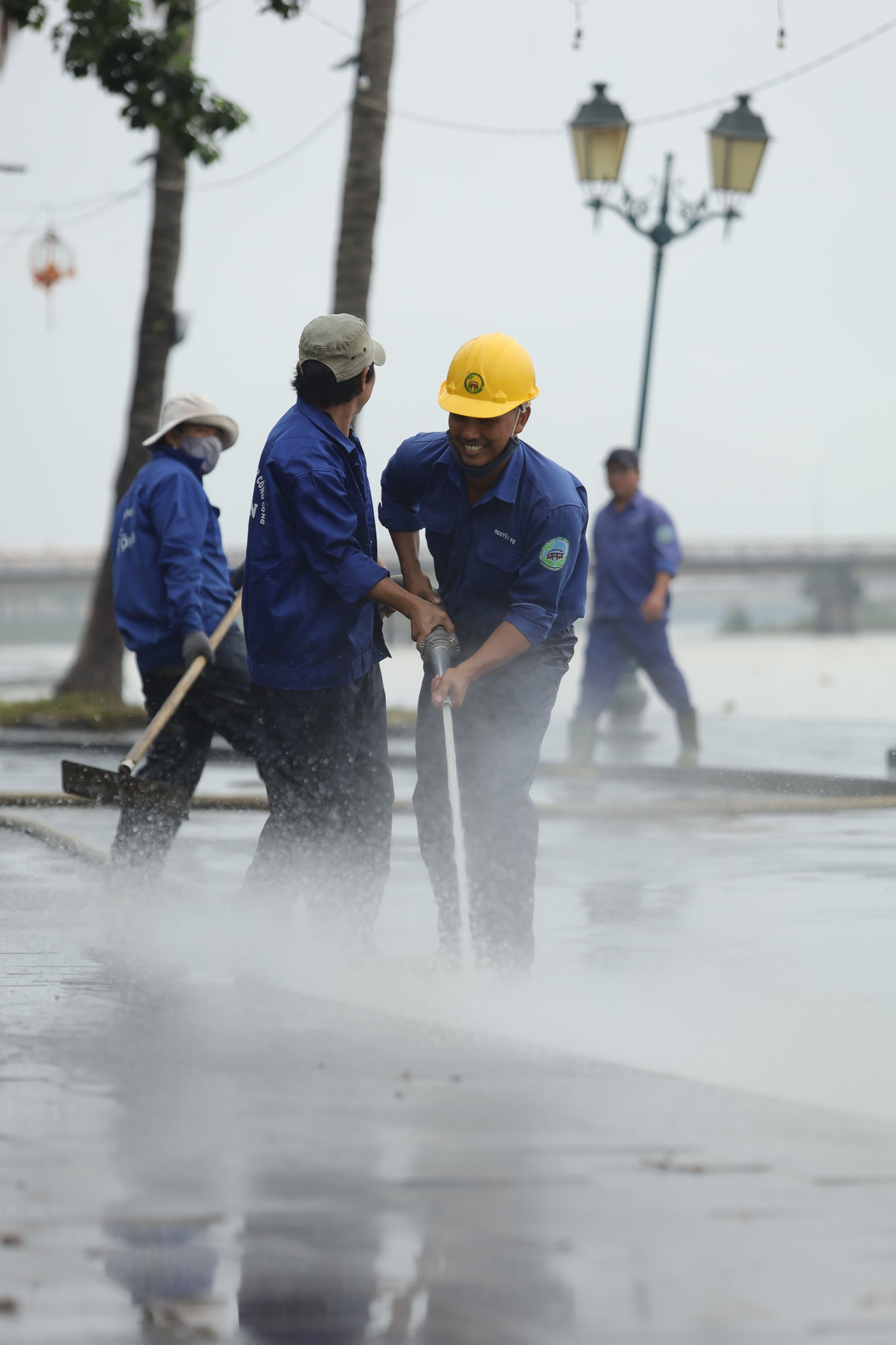 Trăm người căng sức dọn bùn ở phố cổ Hội An sau mưa lũ ảnh 5