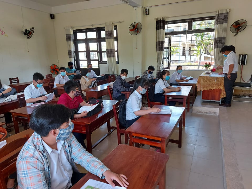 Thí sinh Quảng Nam xếp hàng đo thân nhiệt, rửa tay sát khuẩn làm thủ tục dự thi ảnh 7