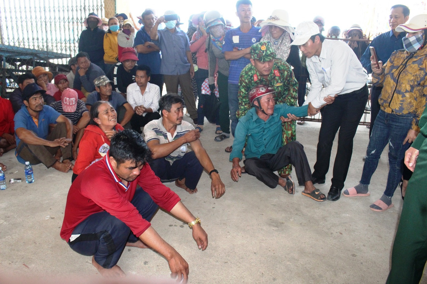 Cứu sống 47 ngư dân trên tàu câu mực bị chìm giữa biển ảnh 1