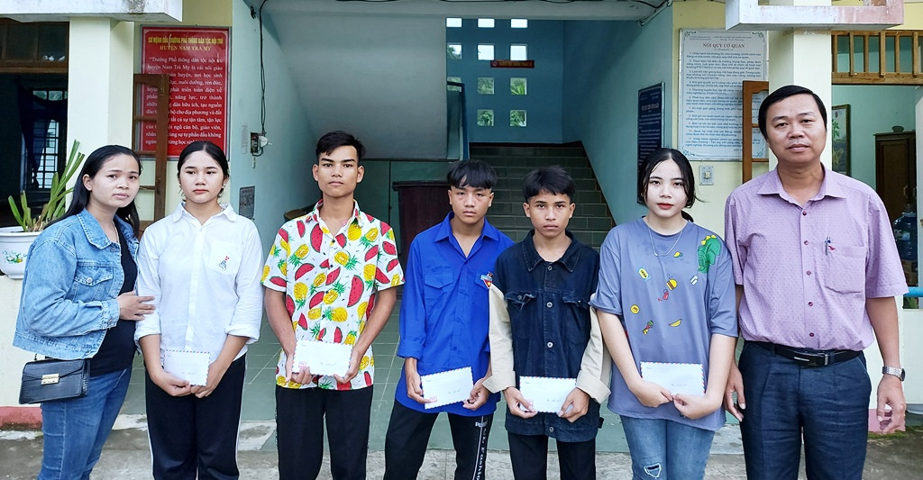 Bạn đọc Tiền Phong hỗ trợ thầy trò ở vùng sạt lở Trà Leng ảnh 4