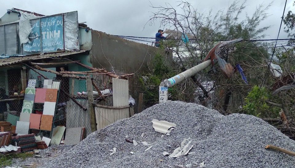 Mưa lớn, gió lốc thổi bay 20 mái nhà dân ở Quảng Nam ảnh 1