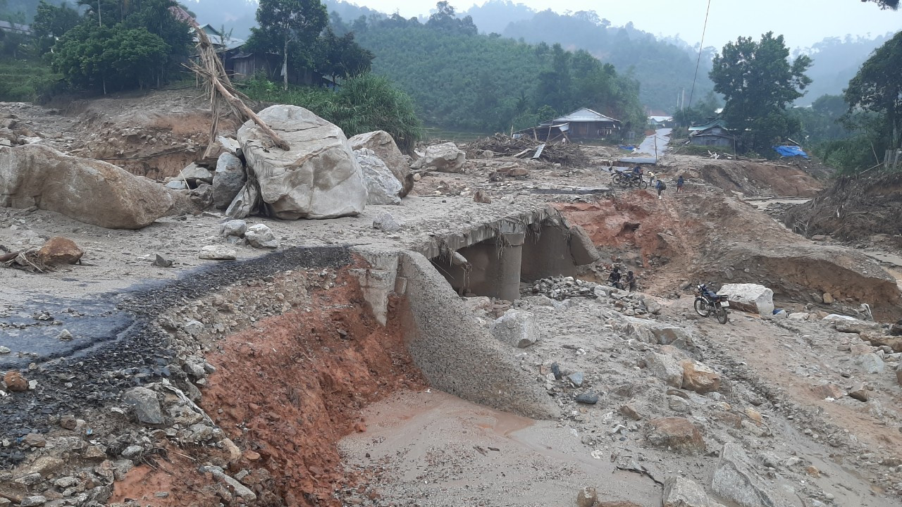 Khám bệnh, phát thuốc cho bà con vùng cô lập ảnh 3