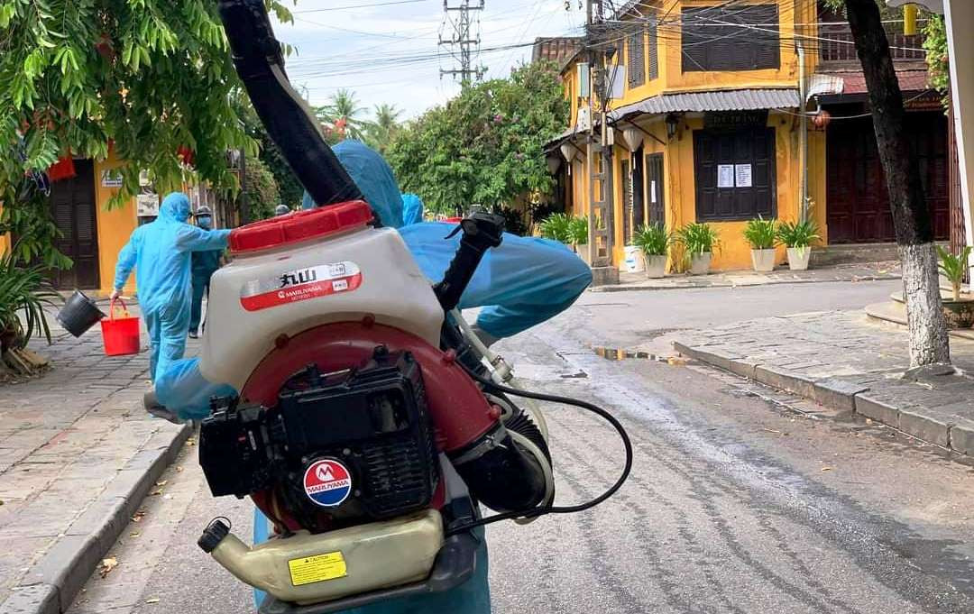 Quân đội phun hóa chất khử trùng ở TP Hội An ảnh 4