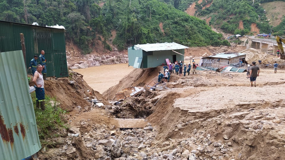 Gùi lương thực, vượt rừng khẩn cấp tiếp tế 3.000 hộ dân bị cô lập ở Quảng Nam ảnh 2