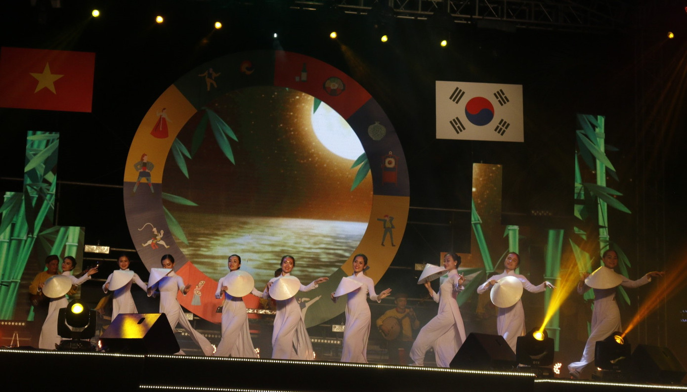 Bạn trẻ Việt háo hức trải nghiệm văn hóa Hàn Quốc tại Hội An ảnh 2