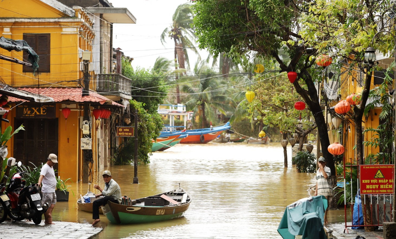 Nước lũ dâng cao, người dân Hội An chèo thuyền trong phố cổ ảnh 7