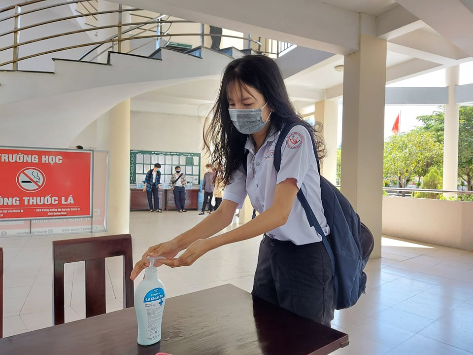 Thí sinh Quảng Nam xếp hàng đo thân nhiệt, rửa tay sát khuẩn làm thủ tục dự thi ảnh 3
