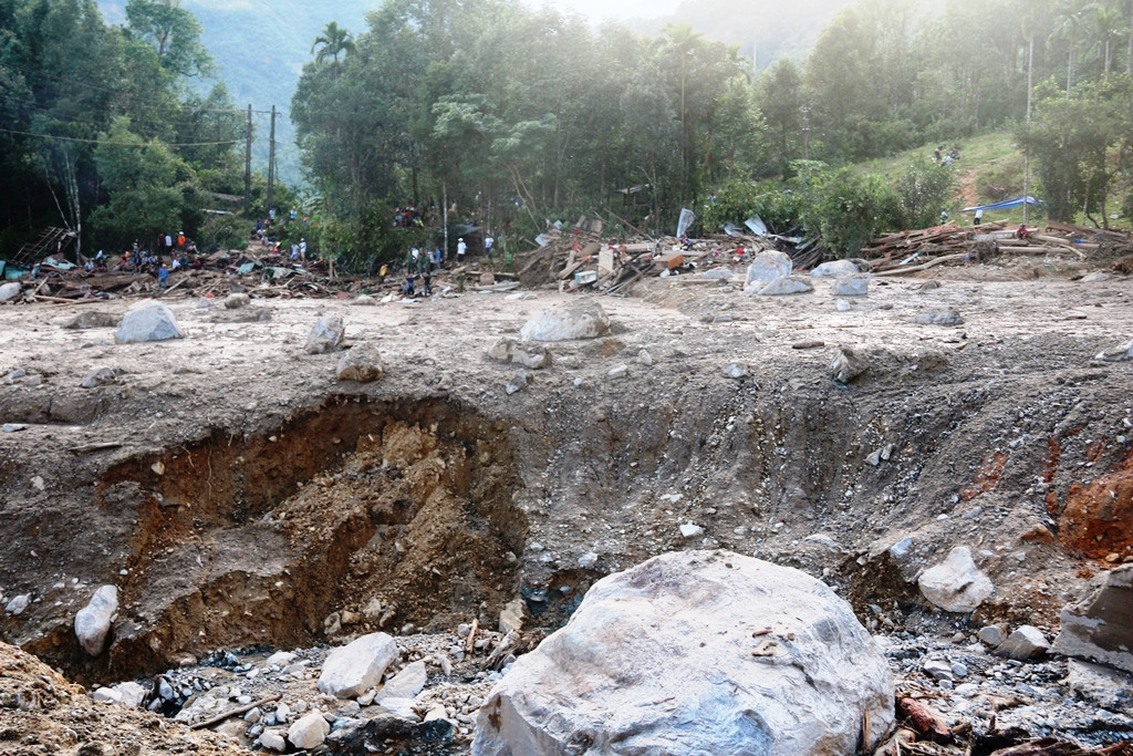 Đưa chó nghiệp vụ vào hiện trường Trà Leng tìm kiếm nạn nhân ảnh 1