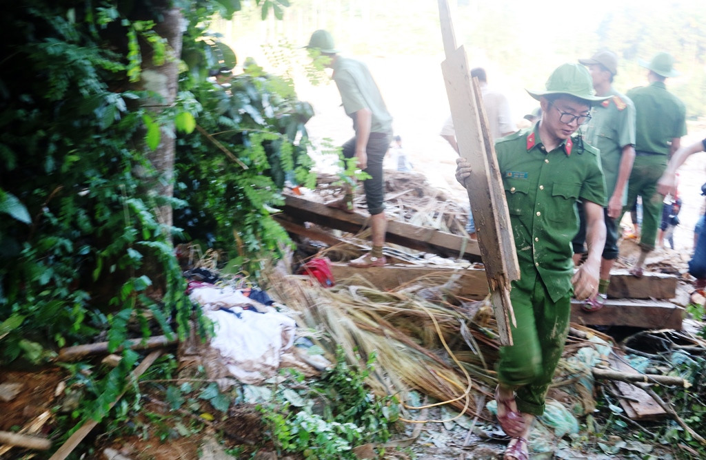 Kinh hoàng chứng kiến hiện trường núi lở vùi lấp cả ngôi làng ở Trà Leng ảnh 10