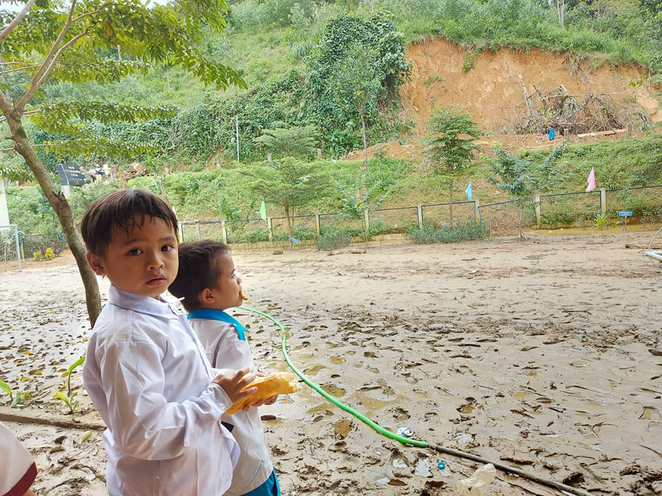 Bạn đọc Tiền Phong hỗ trợ thầy trò ở vùng sạt lở Trà Leng ảnh 11