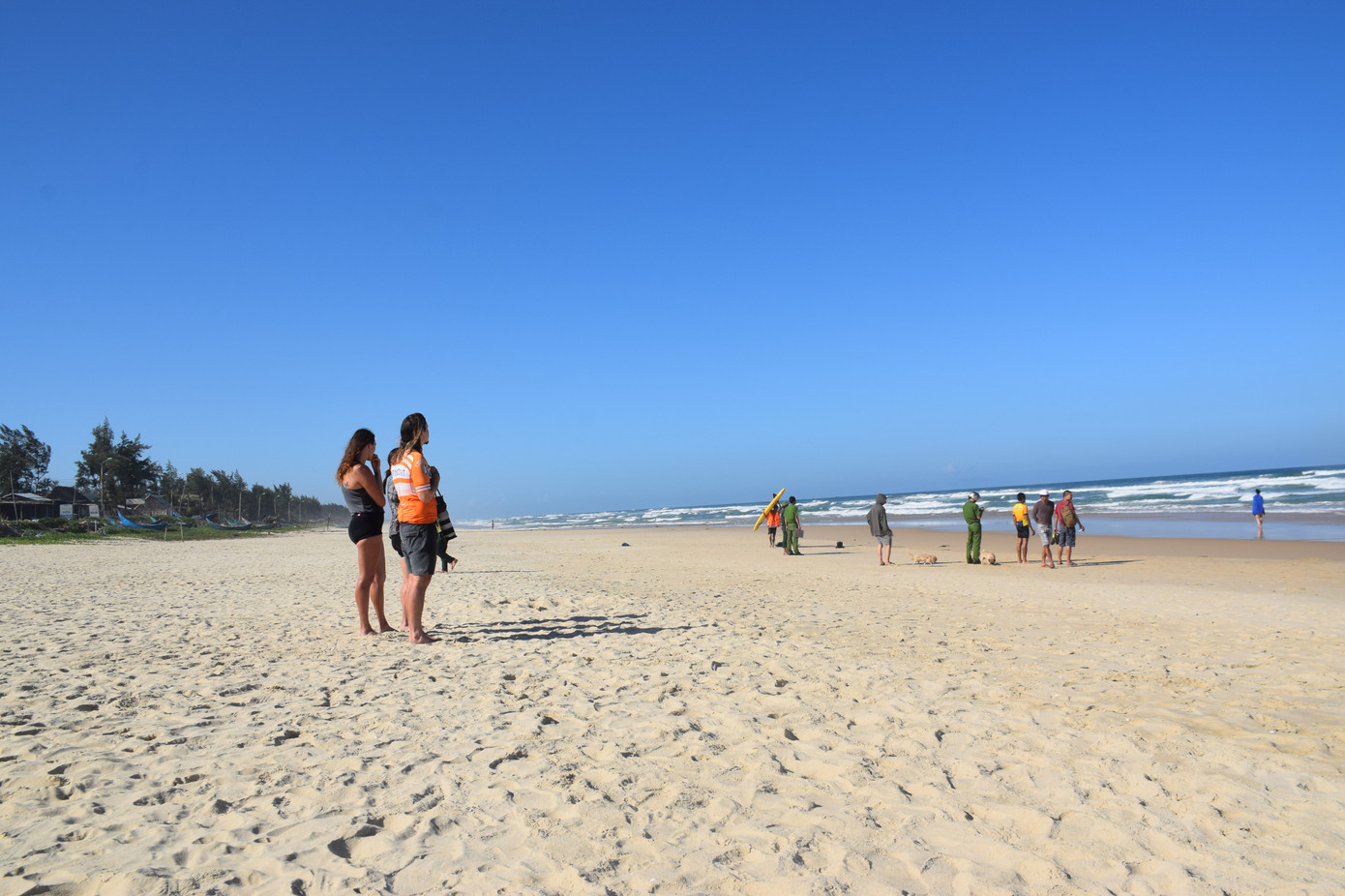 Du khách người Anh bị sóng cuốn mất tích khi đi tắm biển ảnh 1