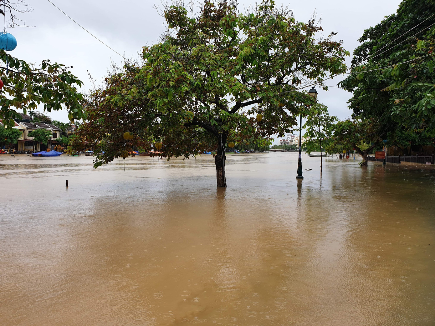 Nước lũ vây nhà dân, cô lập nhiều ngôi làng ở Quảng Nam ảnh 3