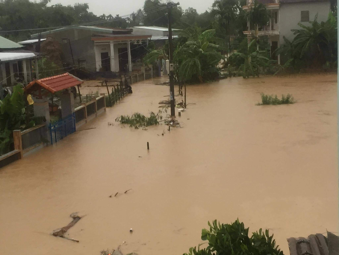 Nước lũ vây nhà dân, cô lập nhiều ngôi làng ở Quảng Nam ảnh 1