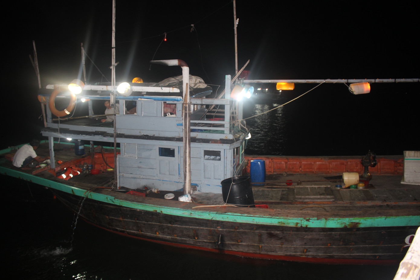 Vụ lật ghe 5 người chết ở Quảng Nam: Thâu đêm giăng lưới tìm nạn nhân mất tích ảnh 2