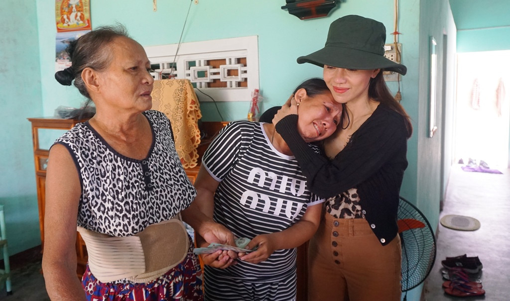 Ban tổ chức cuộc thi Hoa hậu Việt Nam trao quà cho người dân thiệt hại do bão số 9 ảnh 2