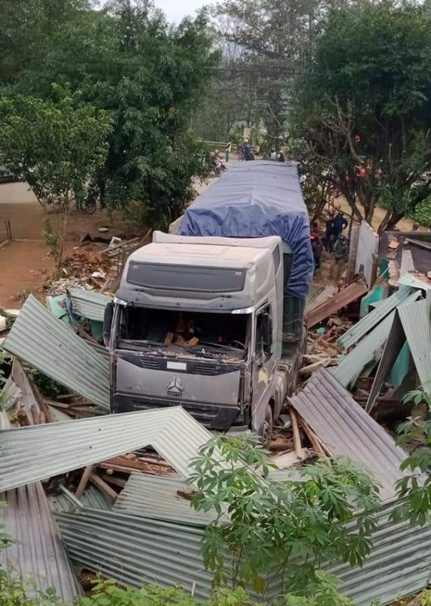 Xe đầu kéo tông sập nhà dân lúc nửa đêm ảnh 1