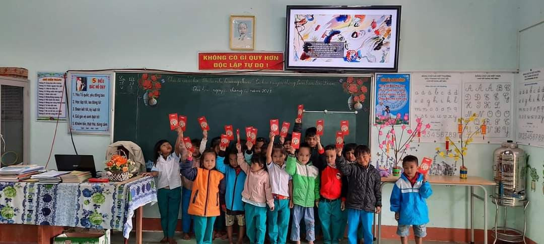 Học trò vùng cao Quảng Nam hân hoan nhận lì xì trong ngày đầu đến lớp ảnh 2