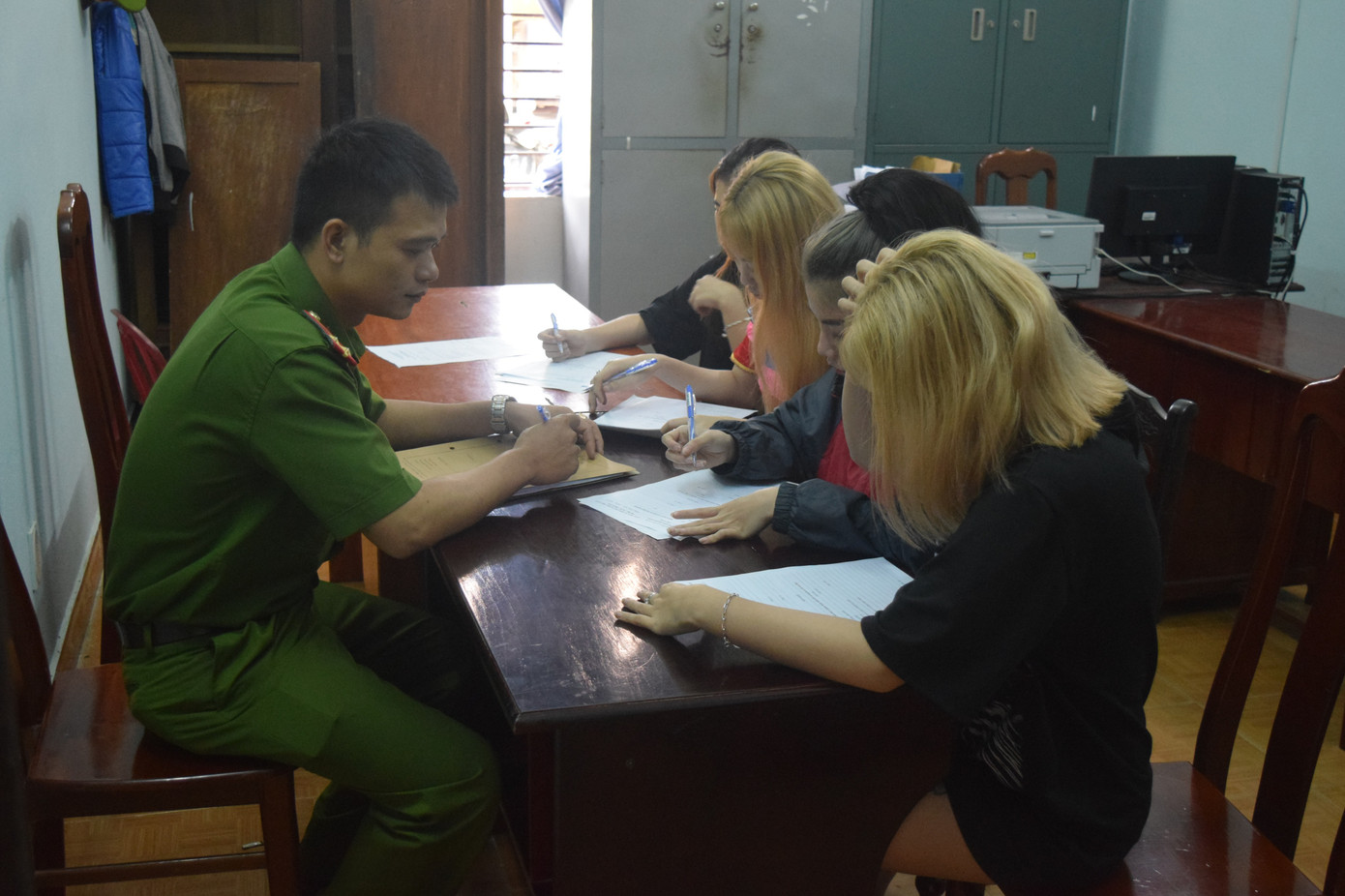 Bắt quả tang 34 nam nữ ‘phê’ ma túy trong quán karaoke ảnh 1